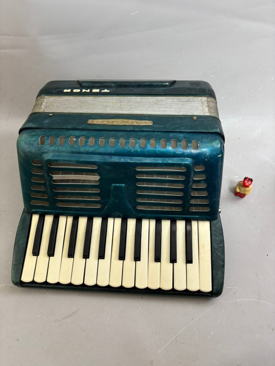 Yamaha Accordion 8905 25Key 12Bass Blue Pearl For Parts/Repair