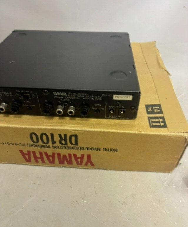 Yamaha DR100 Digital Reverb Effect Processor with Box
